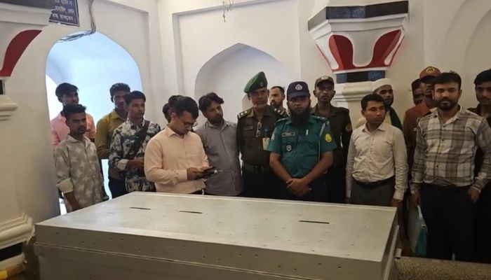 শাহজালাল মাজারে প্রশাসনের দানবাক্স, পাহারায় আনসার