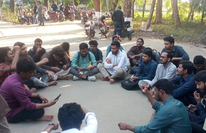 শেষ মূহূর্তে এসেও শাকসু নির্বাচন নিয়ে জটিলতা, ক্যাম্পাসে বিক্ষোভ