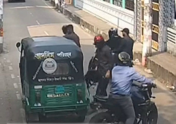 দিনদুপুরে ছিনতাই, ফুটেজ ভাইরাল, তবু অধরা ছিনতাইকারীরা
