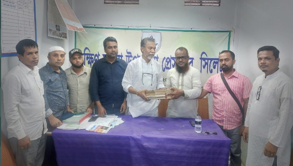 দক্ষিণ সুরমা উপজেলা প্রেসক্লাবের পাঠাগারে বই প্রদান দক্ষিণ সুরমা উপজেলা প্রেসক্লাবের পাঠাগারে বই প্রদান
