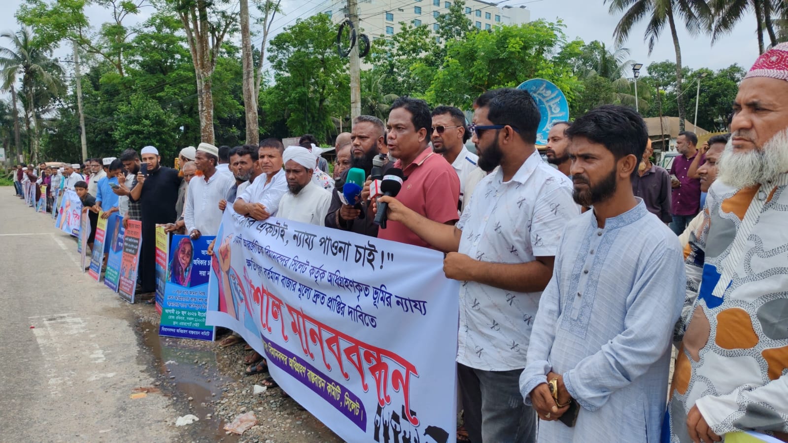 ৬ বছরেও মেলেনি ক্ষতিপূরণ: বিমানবন্দর সড়কে অবস্থানের হুঁশিয়ারি ভুক্তভোগীদের