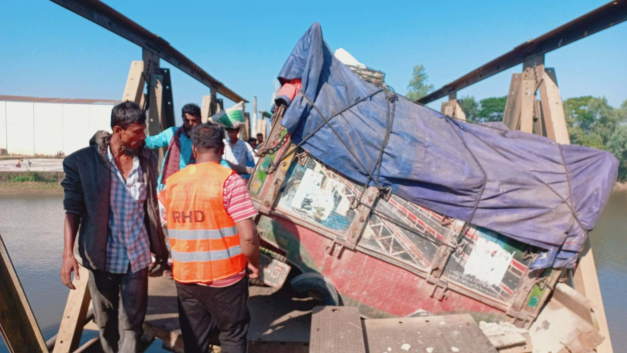 বানিয়াচং-হবিগঞ্জ সড়কে ভেঙ্গে গেছে ব্রীজ,চরম দুর্ভোগে যাত্রীরা