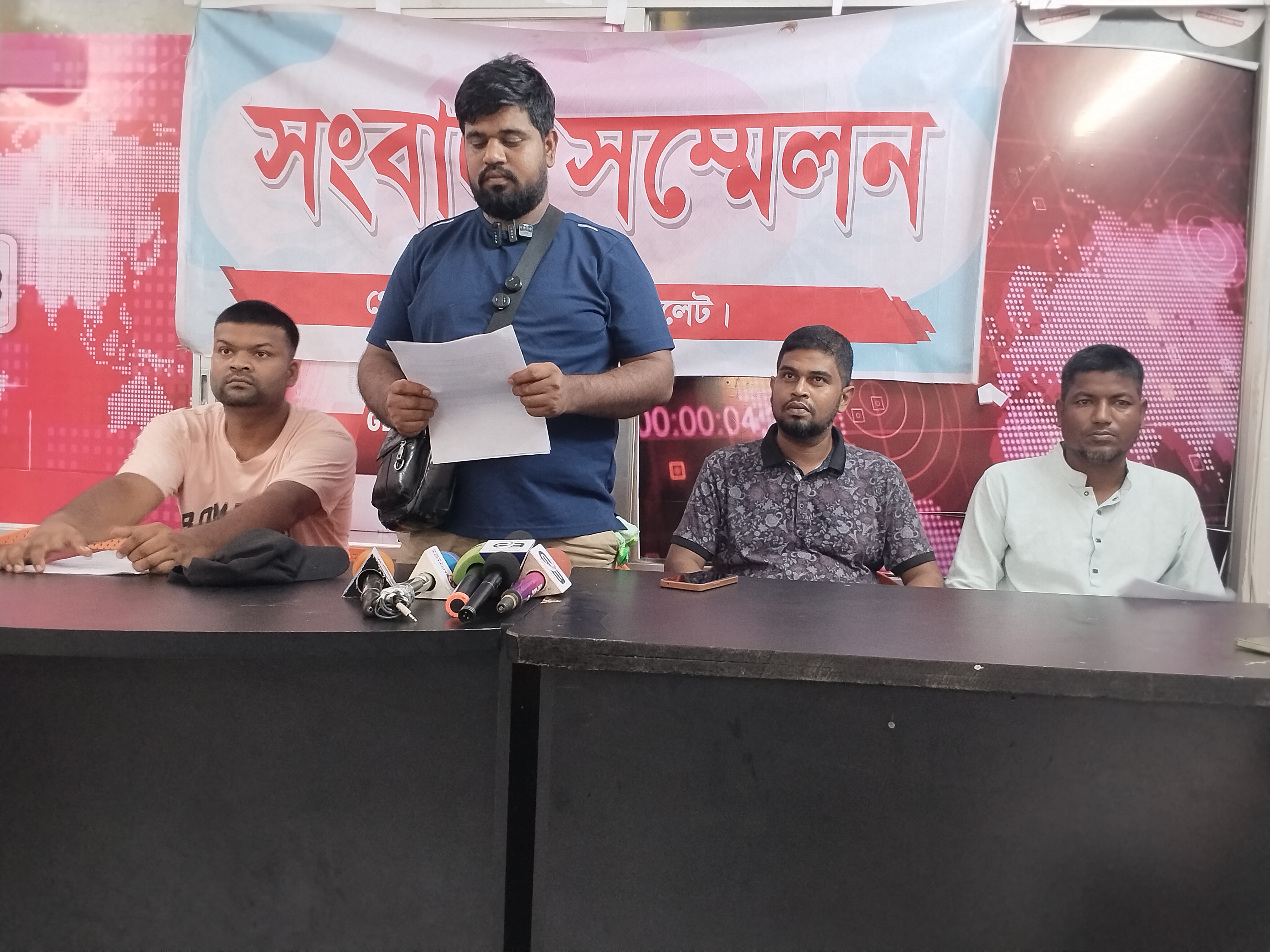 গোলাপগঞ্জে প্রবাসীর বাড়িতে অগ্নিকাণ্ড: মামলা দায়েরের পর হুমকি ও অপপ্রচারের অভিযোগ গোলাপগঞ্জে প্রবাসীর বাড়িতে অগ্নিকাণ্ড: মামলা দায়েরের পর হুমকি ও অপপ্রচারের অভিযোগ