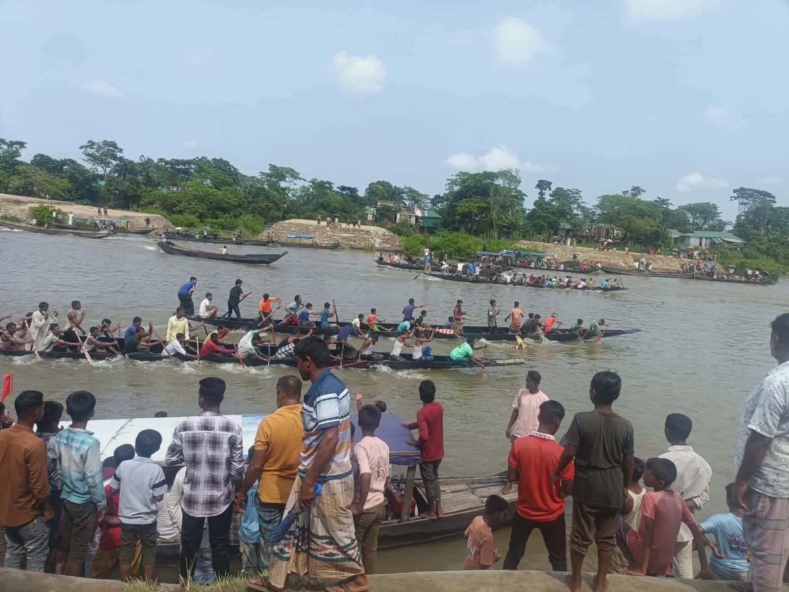 কোম্পানীগঞ্জে নৌকা বাইচ প্রতিযোগিতা অনুষ্ঠিত কোম্পানীগঞ্জে নৌকা বাইচ প্রতিযোগিতা অনুষ্ঠিত