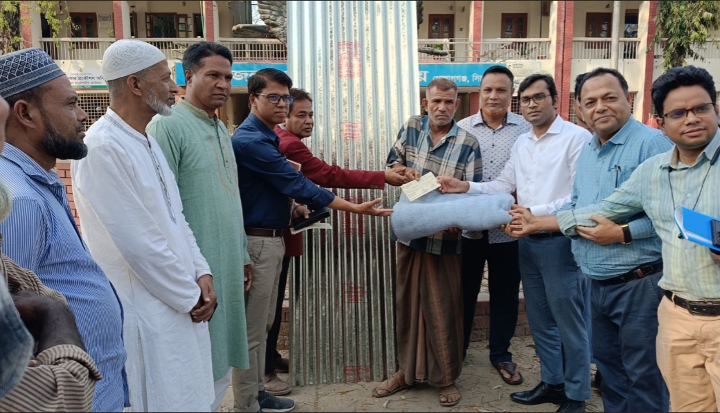 গোলাপগঞ্জে নদী ভাঙ্গনে ক্ষতিগ্রস্ত পরিবারের পাশে প্রশাসন :  নগদ টাকা, ঢেউটিন ও কম্বল বিতরণ