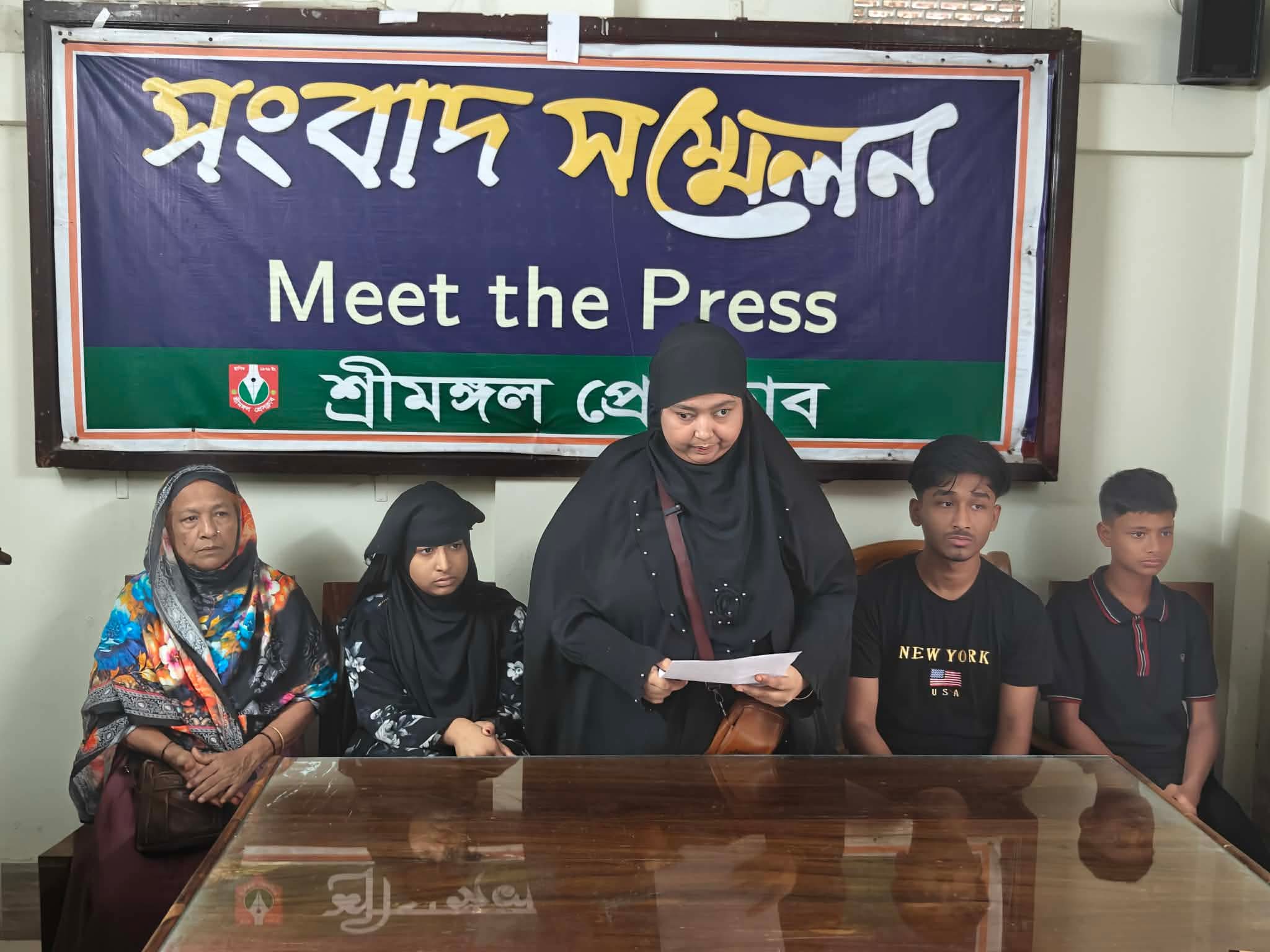 স্বামীর সম্পত্তি অধিকার না পাওয়ায় কান্নায় ভেঙ্গে পড়েন প্রতিবন্ধী  রহিমা