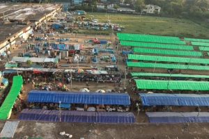 লালদিঘির পাড় অস্থায়ী বাজারে আসছেন ভ্রাম্যমাণ ব্যবসায়ীরা